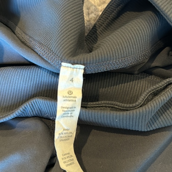 Vintage Lululemon clam diggers size 4 - Picture 3 of 3